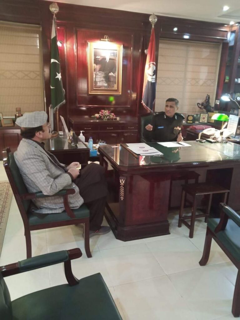 پشاور صوبائی وزیر انورزیب خان کا آئی۔جی پولیس خیبر پختونخوا کے ساتھ ملاقات‎