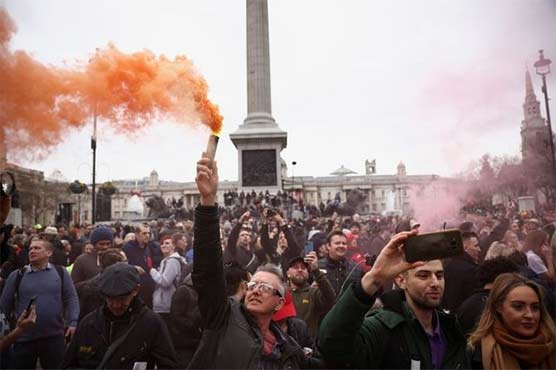 لندن میں کورونا پابندیوں کے خلاف احتجاج، پولیس سے جھڑپوں میں متعدد شہری زخمی