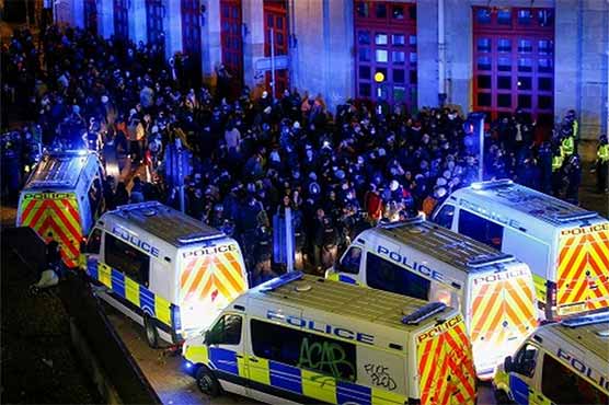برطانیہ: پولیس کو مزید اختیارات دینے کے بل کیخلاف احتجاج جاری پولیس اسٹیشن میں توڑ پھوڑ