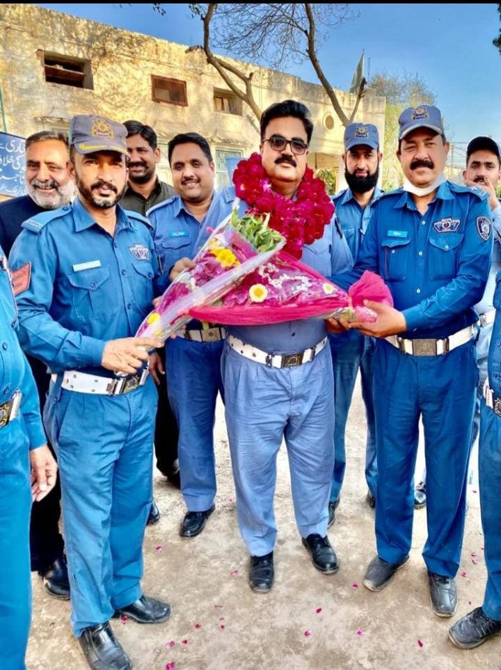 سٹی شیخوپورہ پولیس   سرفراز احمد بھٹی کی ریٹائرمنٹ کے موقع پر رانا بشارت پھولوں کا گلدستہ پیش
