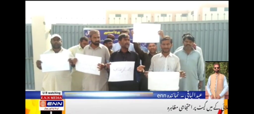 جیکب آباد: واٹر سپلائی کے ملازم پر تشدد اور ملازمین کے تنخواہوں کی عدم فراہمی کے لیے ملازمین کی جانب سے واٹر سپلائی کے مین  گیٹ پر احتجاجی مظاہرہ