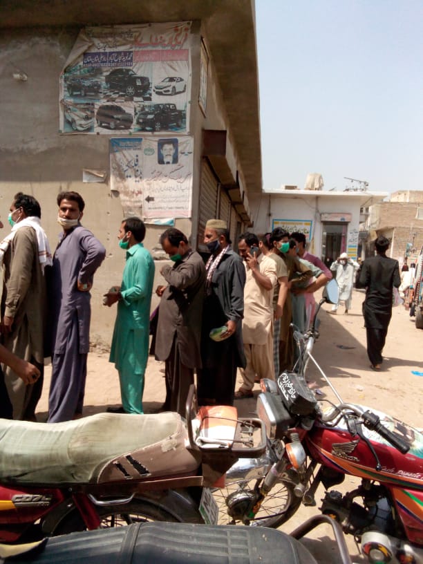 شجاع آباد : سہولت بازار  میں سادہ لوح عوام کو دن بھر لائن لگنے کے باوجود بھی آٹا  نہیں ملتا