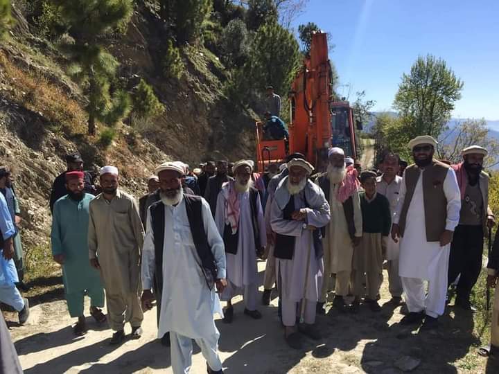 سابق وفاقی وزیر سردارمحمدیوسف نے “کھلابٹ تا چھجل جالگلی روڈ” PK-34 کی پختگی کے کام کا باقاعدہ افتتاح