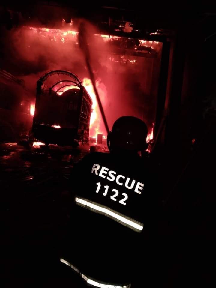 صادق آباد : چونگی نمبر 12کے قریب بس باڈی میکر کی شاپ میں بس کو آگ لگ گئی