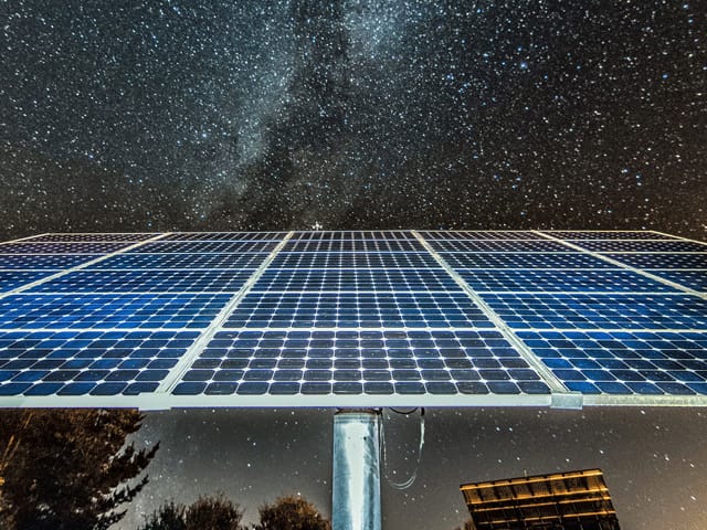 نئے شمسی پینل جو رات کے وقت بھی بجلی بناسکتے ہیں