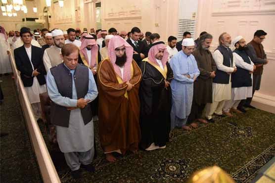 وزیراعظم کی مسجد نبوی ﷺ میں نماز جمعہ کی ادائیگی، پاکستان کی ترقی کیلئے دعا