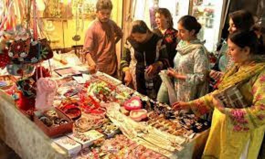 چھوٹے بڑے بازاروں میں عید خریداری کی گہما گہمی عروج پر، خواتین اوربچوں کی بڑی تعداد چاند رات کی شاپنگ کیلئے بازاروں میں نکل آئی