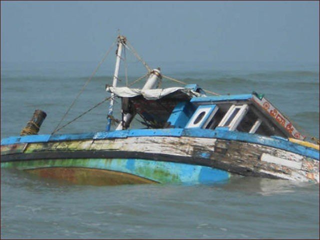 پاکستان نیوی نے سمندر میں ڈوبنے والی بھارتی کشتی کے نو افراد کو بچالیا