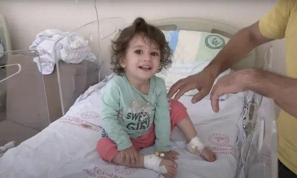 دو سالہ بچی نے حملہ آور سانپ کو دانتوں سے کاٹ کر مار ڈالا ترکی میں چونکا دینے والے واقعے میں ایک دو سالہ بچی نے حملہ آور سانپ کو اپنے دانتوں سے کاٹ کر مار ڈالا۔