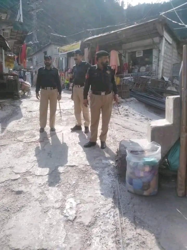 چناری بازار میں سکولوں اور کالجز کی طرف جانے والے راستوں میں پولیس تعینات